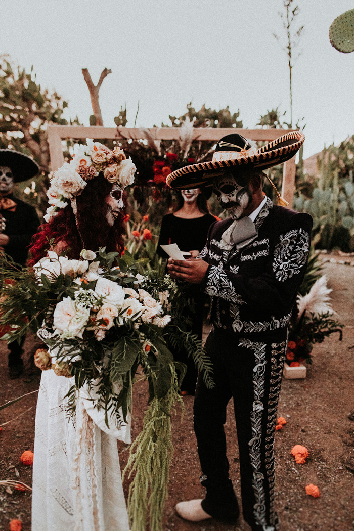 Get Spooky with This Dia De Los Muertos Wedding That Celebrates the ...