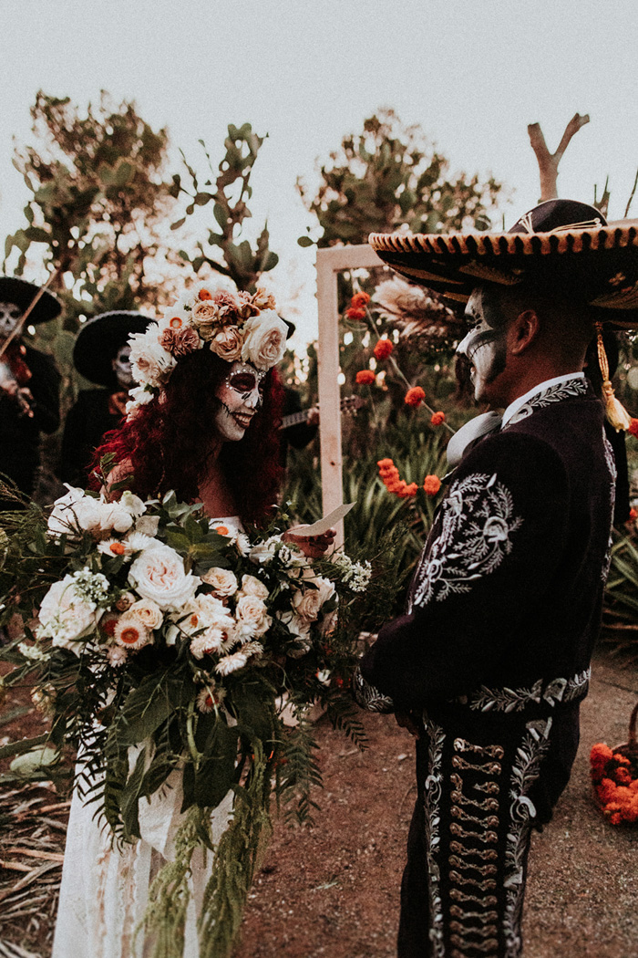 This Dia De Los Muertos Wedding Celebrates Mexican Heritage | Junebug ...