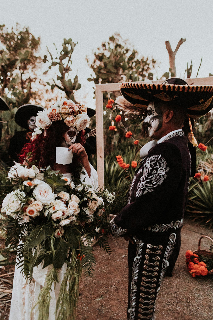 This Dia De Los Muertos Wedding Celebrates Mexican Heritage | Junebug ...