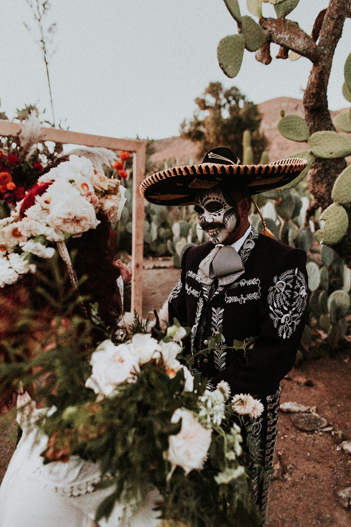 This Dia De Los Muertos Wedding Celebrates Mexican Heritage | Junebug ...