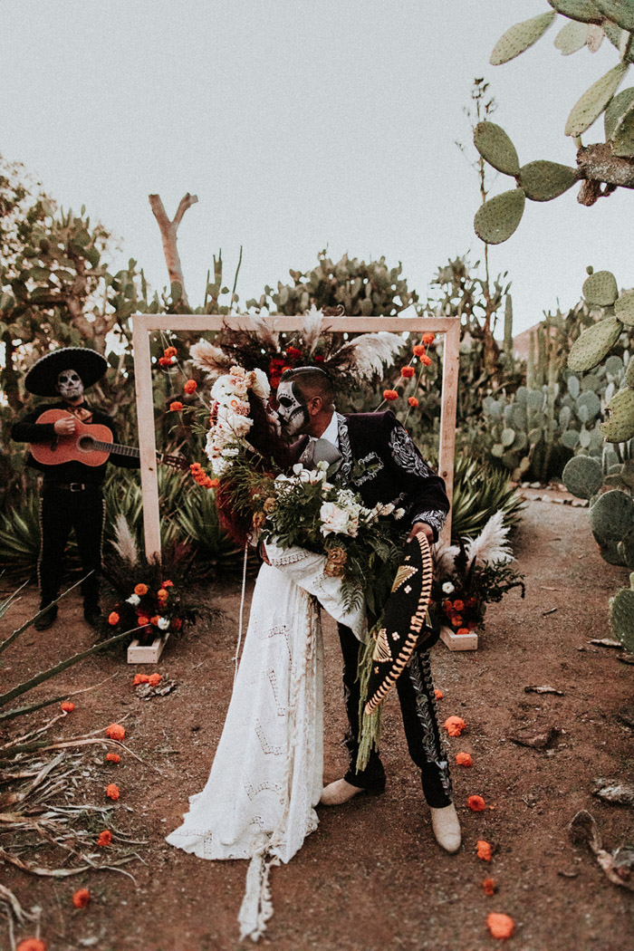 Get Spooky with This Dia De Los Muertos Wedding That Celebrates the ...