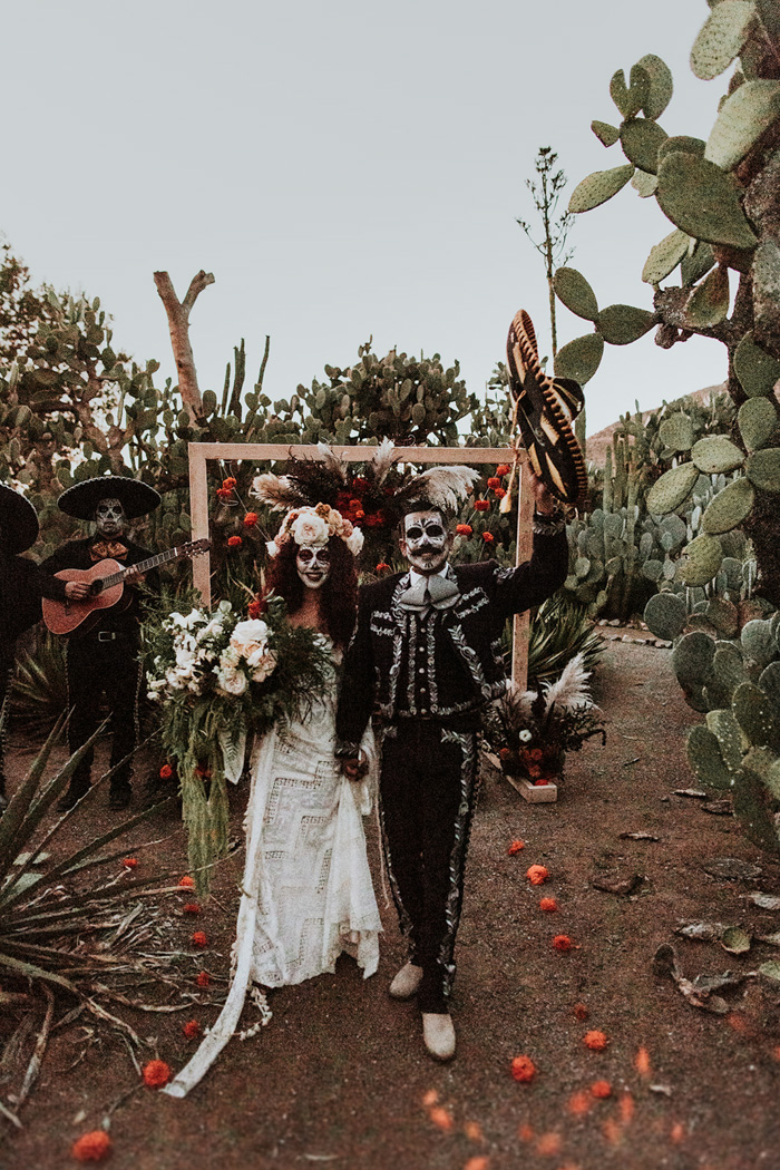 This Dia De Los Muertos Wedding Celebrates Mexican Heritage | Junebug ...