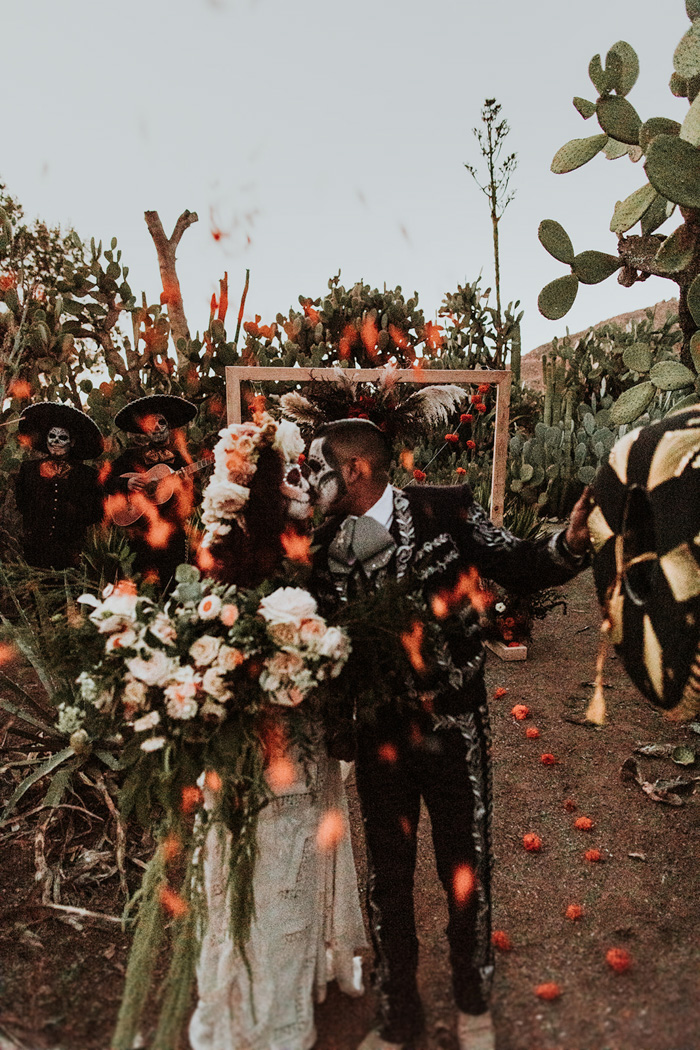 Get Spooky with This Dia De Los Muertos Wedding That Celebrates the ...