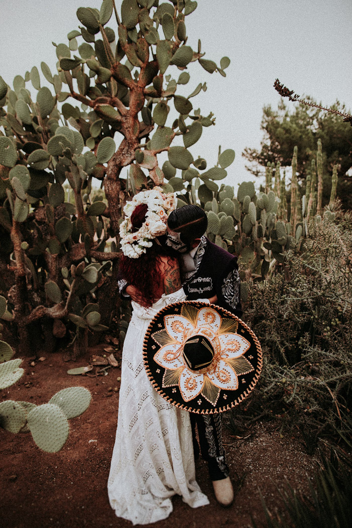 This Dia De Los Muertos Wedding Celebrates Mexican Heritage | Junebug ...