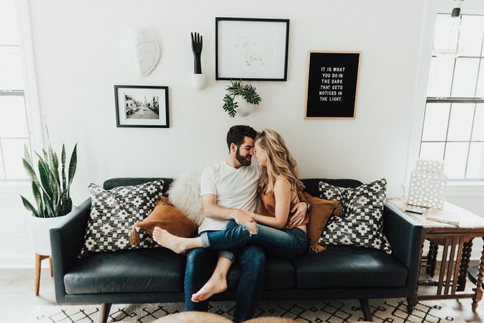 https://junebugweddings.com/wedding-blog/wp-content/uploads/2019/01/CozyInHomeSession-5-700x467.jpg