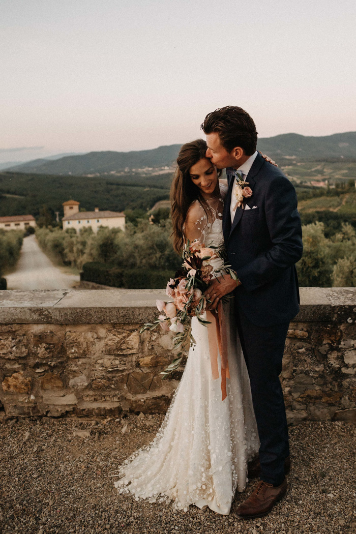 Effortlessly Glam Tuscan Wedding at Castello di Gabbiano | Junebug Weddings