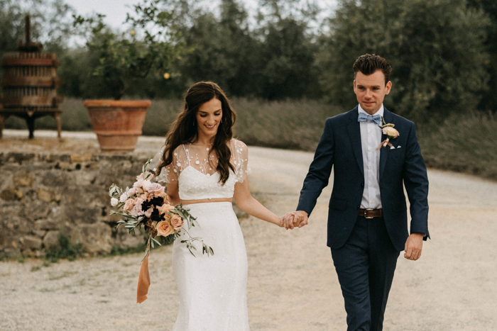 Effortlessly Glam Tuscan Wedding at Castello di Gabbiano | Junebug Weddings