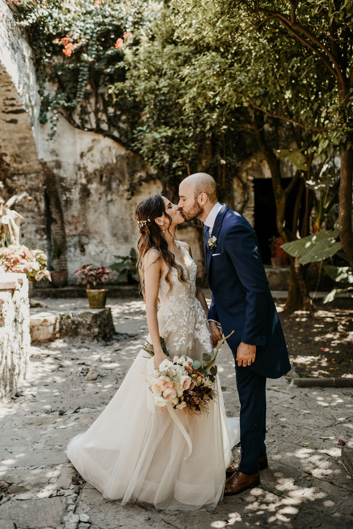 This Antique Inspired Mexican Wedding at Hacienda Acamilpa Brings the ...