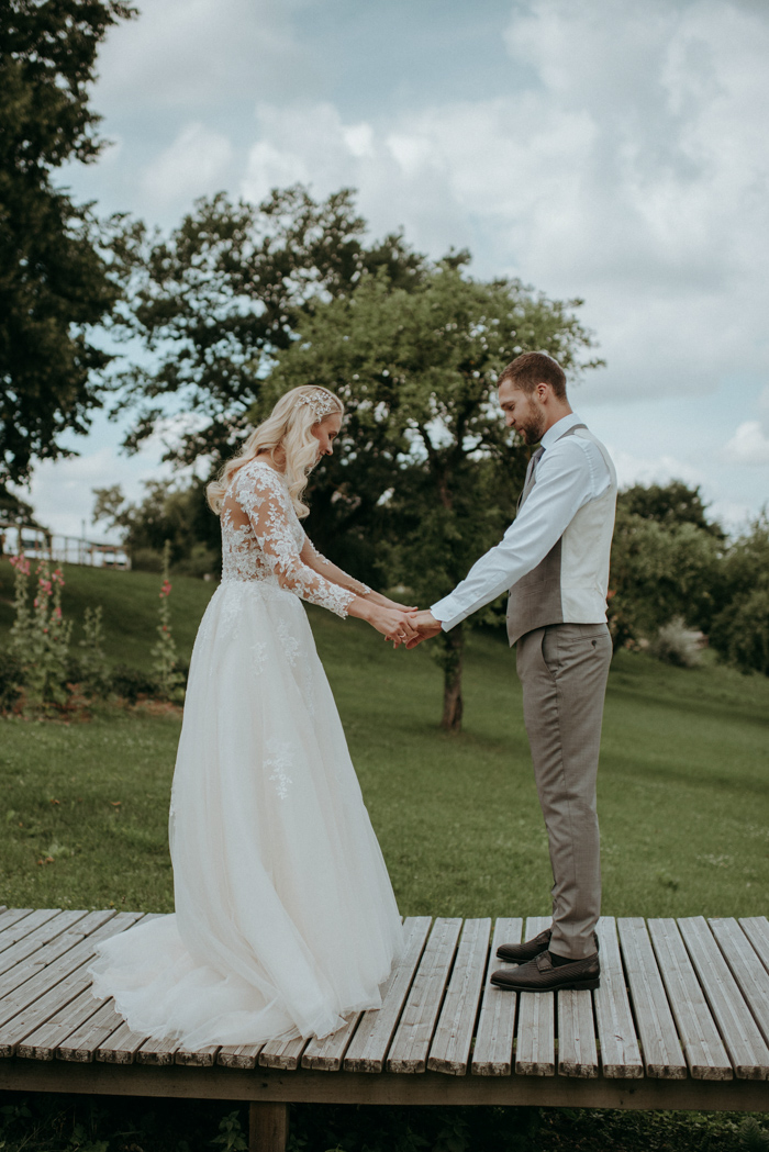 This Couple Of 10 Years Celebrated Their Marriage With A Rustic