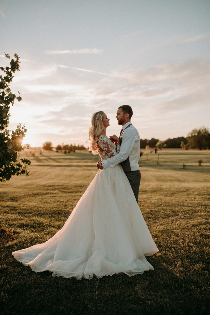 This Couple Of 10 Years Celebrated Their Marriage With A Rustic