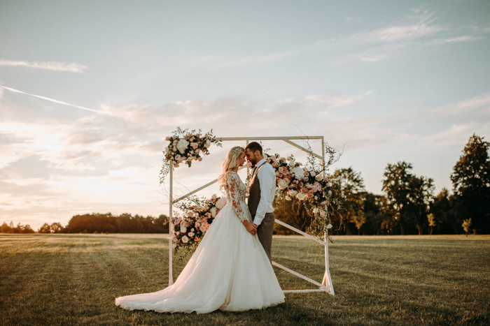 This Couple Of 10 Years Celebrated Their Marriage With A Rustic