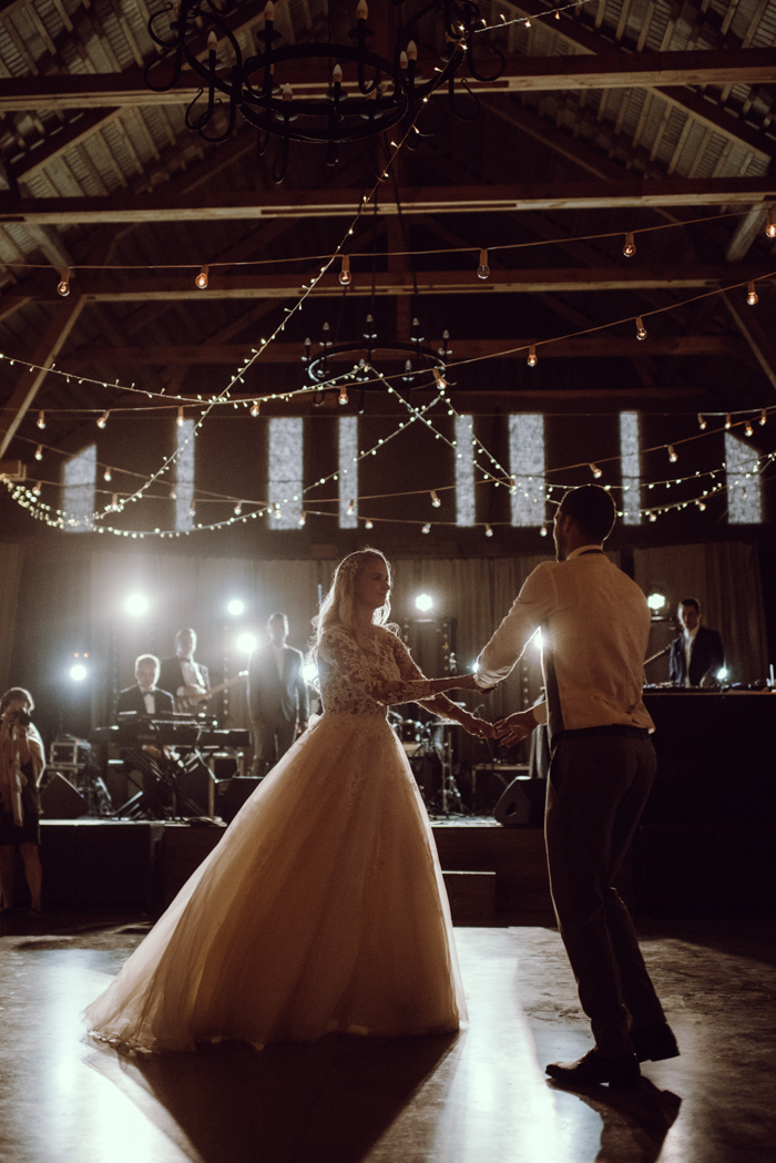 This Couple Of 10 Years Celebrated Their Marriage With A Rustic