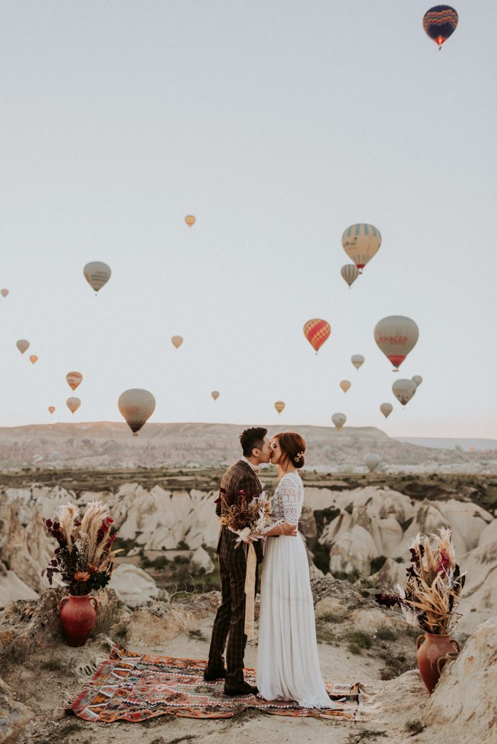 Unique Elopement Alert This Couple Exchanged Vows Among Over 100 Hot