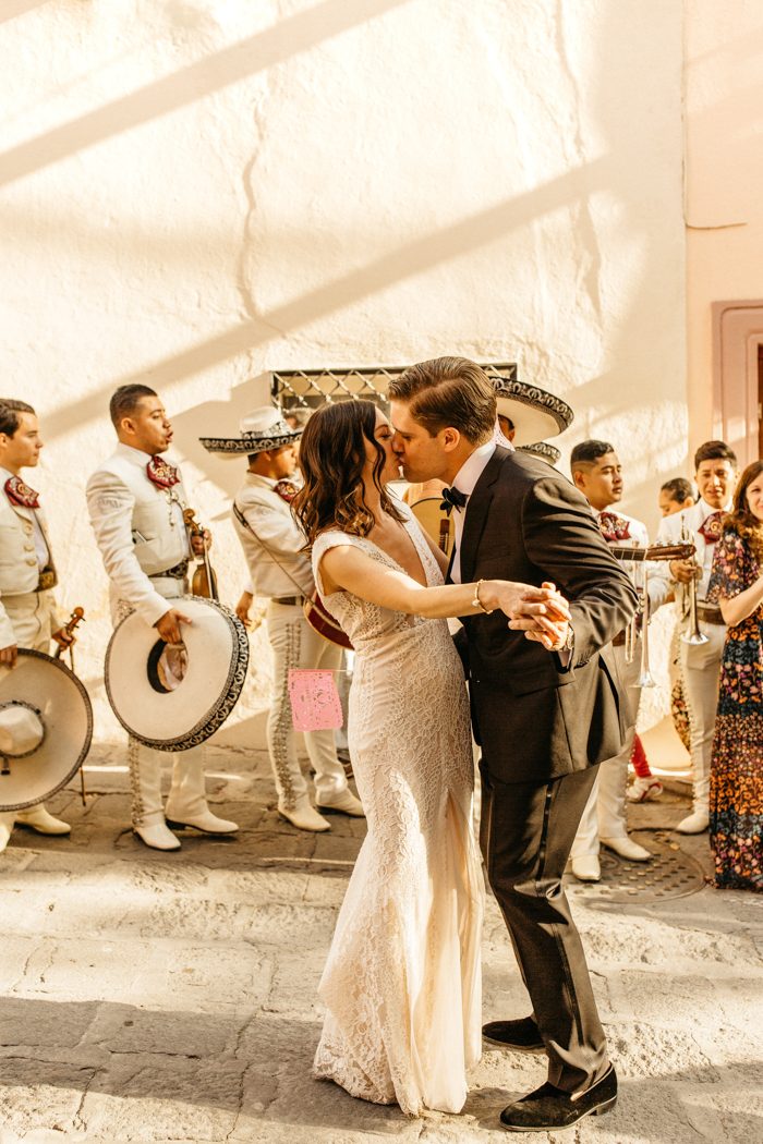 Colorful and Classy San Miguel de Allende Destination Wedding | Junebug ...
