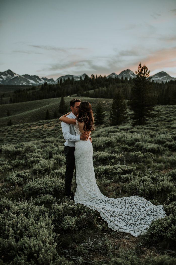 This Stanley, Idaho Wedding at Park Creek Ranch Features Florals in the ...