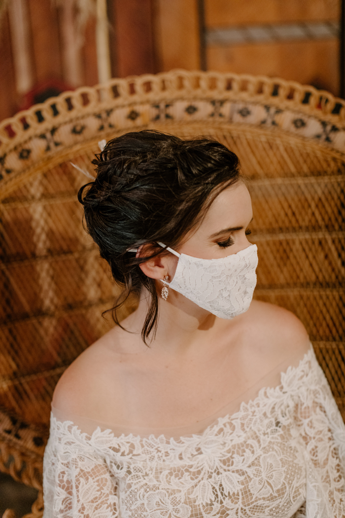 Grande noiva falsa com máscara