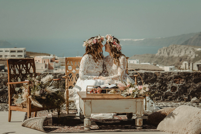 Chic wedding in Santorini - Chic & Stylish Weddings