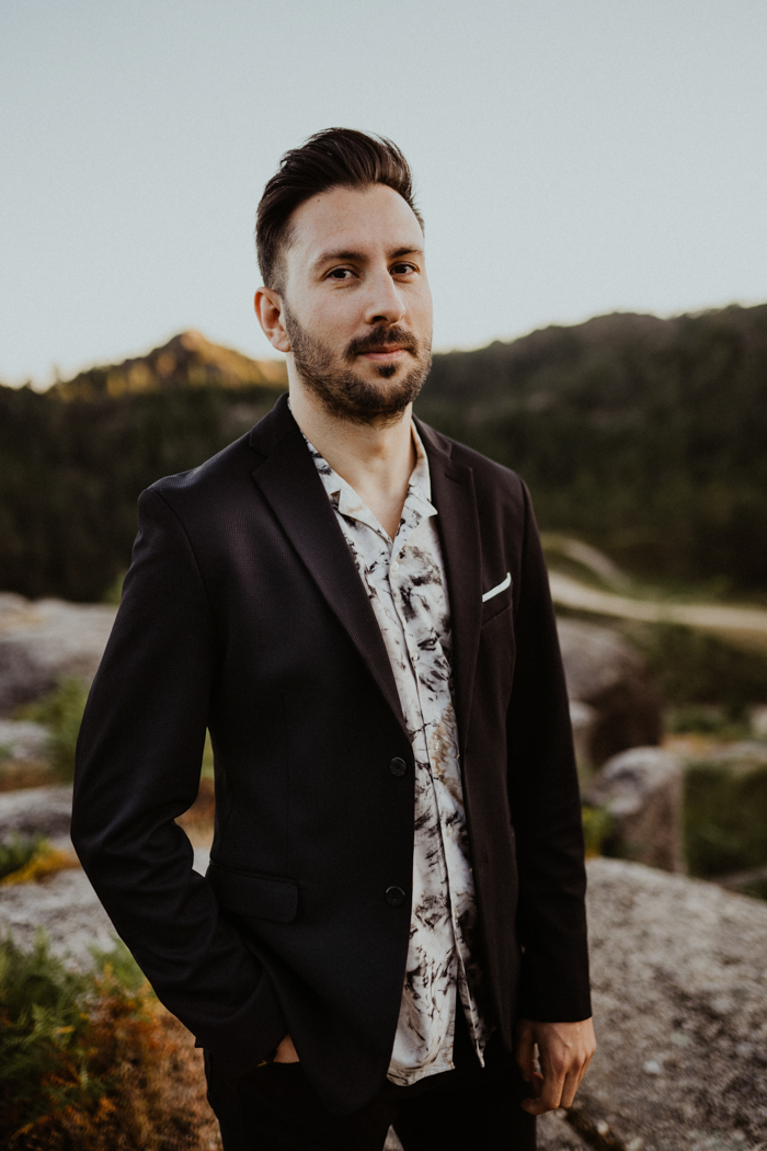 groom with patterned shirt