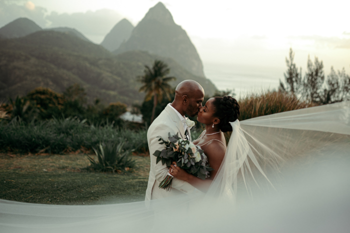 Dramatic and Classy Piton Mountain Wedding *