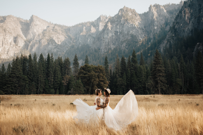 Hopelessly Romantic National Park Elopement | Junebug Weddings