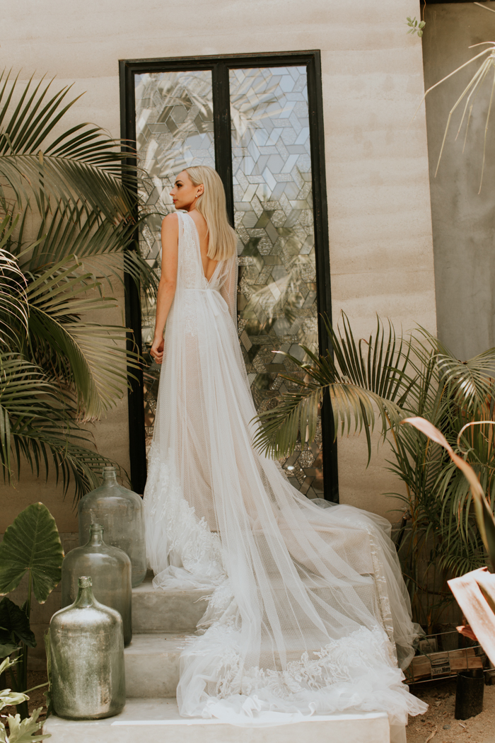 Uniquely Modern Tropical Wedding | Junebug Weddings