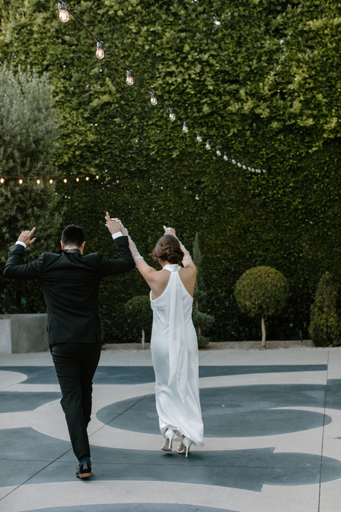 Dreamy and Modern Minimalist Wedding | Junebug Weddings