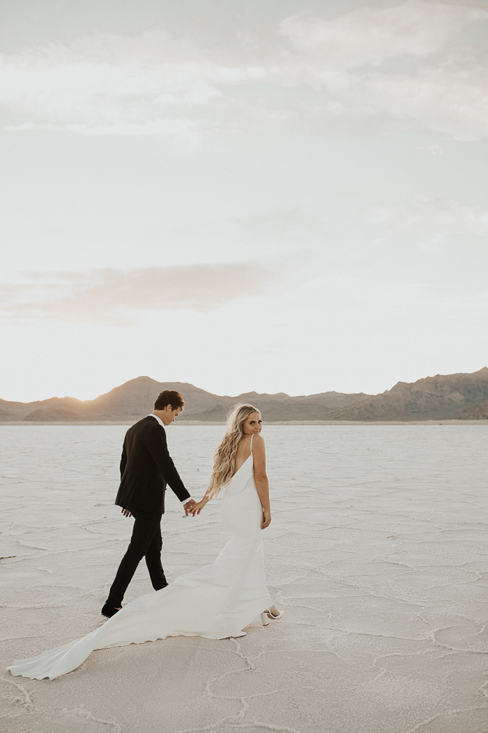 Monochromatic Bonneville Salt Flats Wedding ceremony weddinglovers.it