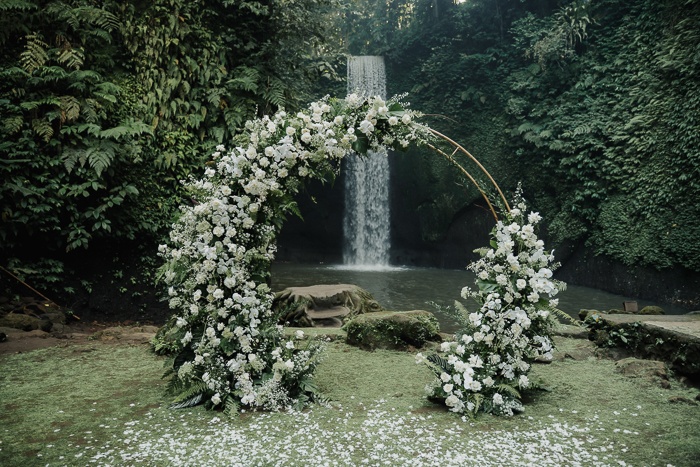This Tibumana Waterfall Elopement in Ubud, Bali Was an Intimate Family Affair